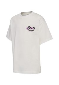 Weißes T-Shirt mit kurzen Ärmeln und rundem Hals, mit kleinem pink-schwarzem Blumenmuster und dem "hummel SPORTSWEAR" Logo auf der linken Brust.