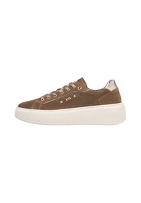 Sneaker in suede marrone con una spessa suola piattaforma bianca, dotate di accenti metallici sul tallone e cuciture decorative.