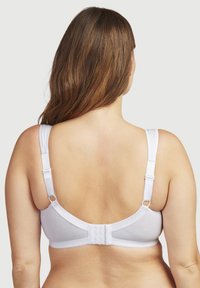 Weißer Baumwoll-BH mit verstellbaren Trägern, Haken- und Ösenverschluss und nahtlosem Rückendesign. Aus weichem Stoff mit minimalen Nähdetails.