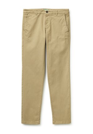 Beige Freizeithose mit Gürtelschlaufen, Knopf vorne und Reißverschluss, schräge Taschen auf beiden Seiten, flach auf weißem Hintergrund liegend.