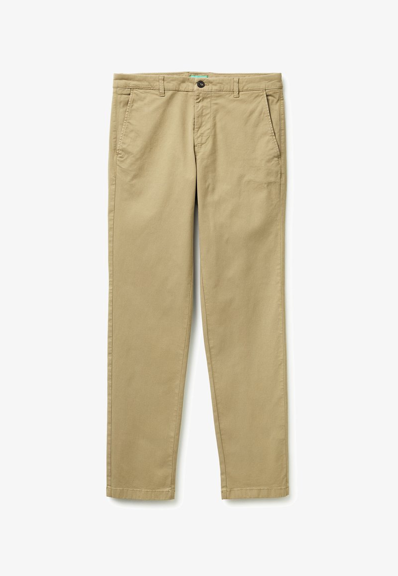 Beżowe spodnie casual z szlufkami na pasek, przednim guzikiem i zamkiem błyskawicznym, skośnymi kieszeniami po obu stronach, ułożone płasko na białym tle.
