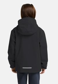 Schwarze wasserdichte Jacke mit Kapuze, ausgestattet mit einem reflektierenden Streifen am Rücken, entworfen in einer lockeren Passform und mit langen Ärmeln.