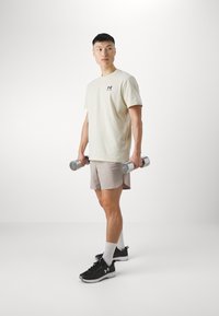 Under Armour LOGO HEAVYWEIGHT - Pamata T-krekls - silt/black