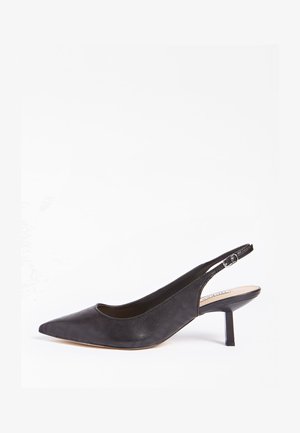 Décolleté slingback nera con punta a punta, motivo a texture sulla tomaia e tacco sottile e corto. Fibbia regolabile sul cinturino.