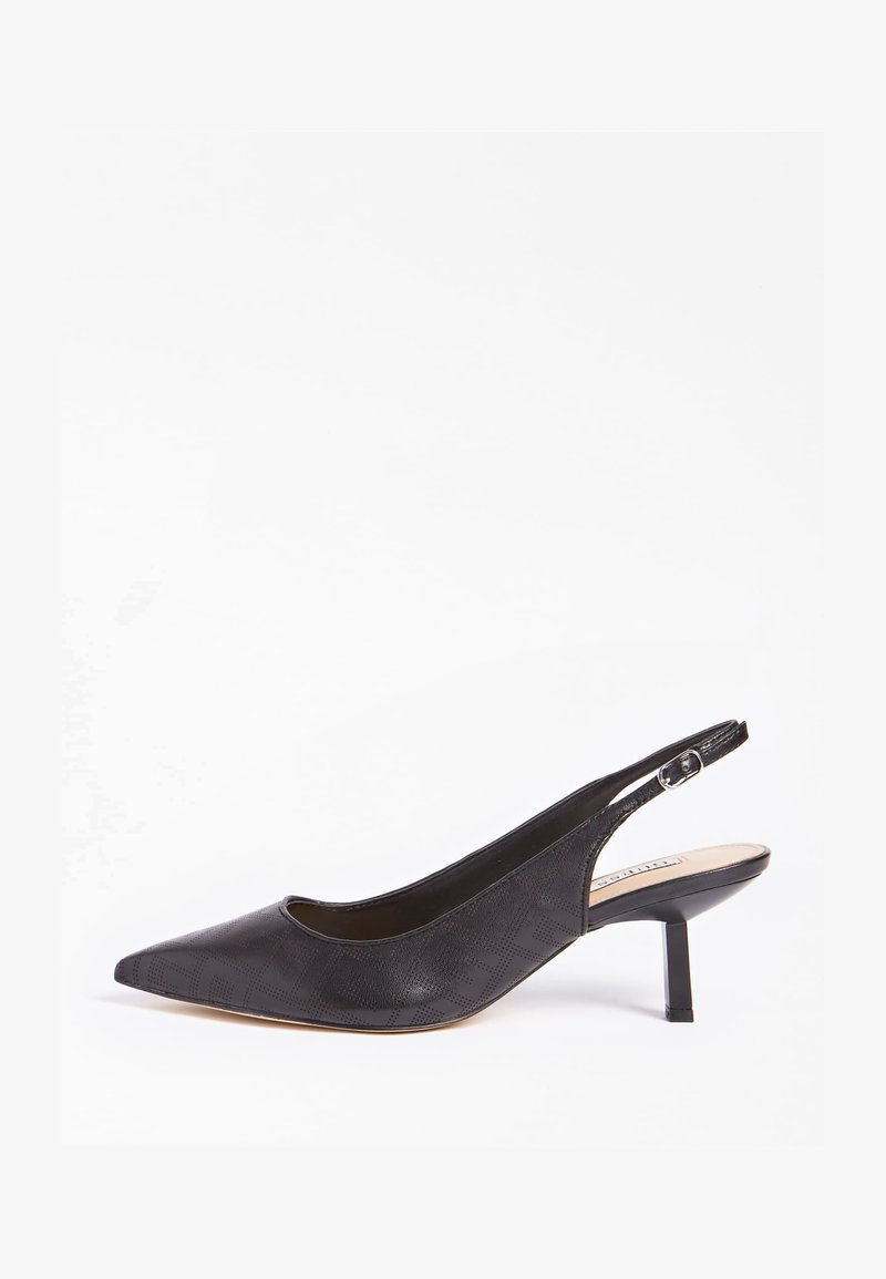 Decolleté slingback in pelle nera con punta appuntita, motivo geometrico in rilievo e tacco a spillo di 6,5 cm. Dettaglio con cinturino regolabile alla caviglia.