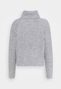 Grauer gerippter Pullover mit hohem Kragen, verkürztem Design und langen Ärmeln. Die Textur ist weich und weist auffällige vertikale Streifen auf.