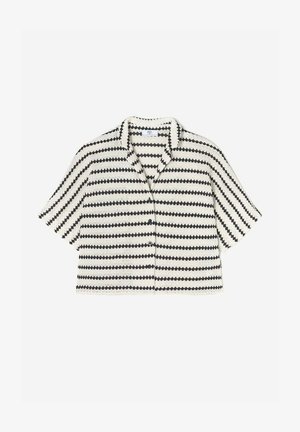 Korte mouwen, getailleerd overhemd in een textuurstof met afwisselend zwarte en witte horizontale strepen en een knoopsluiting aan de voorkant.