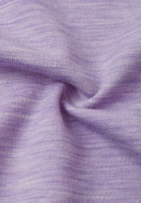 Fioletowa, miękka dzianina o drobnej fakturze i subtelnym melanżowym wzorze, ukazująca delikatne fałdy i krzywizny.