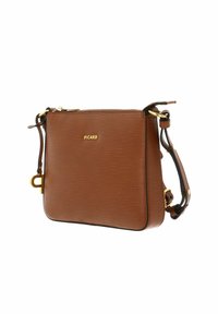 Braune Umhängetasche aus Leder mit strukturierter Oberfläche, goldenen Metallakzenten, Reißverschluss und verstellbarem Riemen. Logo vorne sichtbar.