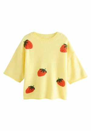 Gelbes Sweatshirt mit kurzen Ärmeln, das eine strukturierte Oberfläche und verstreute rote Erdbeermotive mit grünen Blättern aufweist.