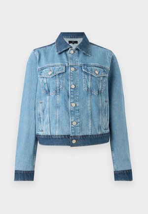 Veste en denim bleu clair avec un col à revers, deux poches poitrine et des fermetures à boutons. Présente une coupe courte et des accents en denim foncé.