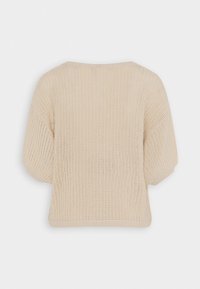 Pull en maille beige, à coupe loose et à manches courtes. Présente un tissage texturé et un encolure large et arrondie à l'arrière.