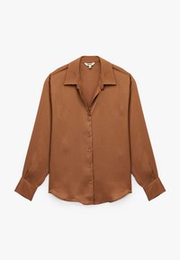 Camisa marrón de manga larga y botón en un tejido suave. Presenta un cuello con puntas, botones a juego y un dobladillo ligeramente curvado.