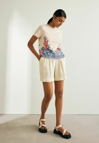 Next SHORT SLEEVE CREW NECK   REGULAR FIT - Marškinėliai su spaudiniu - white blue