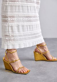 Unselected, mirror gold