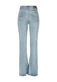 Ljust blå utsvängda jeans med hög midja, med en jämn denimstruktur, två bakfickor och ett brunt läderlappar vid midjan.