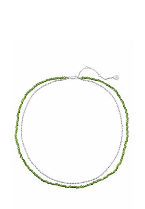Collana a doppio filo con una catena sottile in argento e un filo di perline verdi, chiusura in argento e catena regolabile.