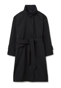 Gabardina negra hecha de tela arrugada, presenta un cuello alto, mangas largas y un cinturón a juego, con bolsillos laterales y un diseño minimalista.