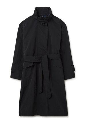 Schwarzer Trenchcoat aus crinkliertem Stoff, mit hochgeschlossenem Kragen, langen Ärmeln und einem passenden Gürtel, seitlichen Taschen und einem minimalistischen Design.