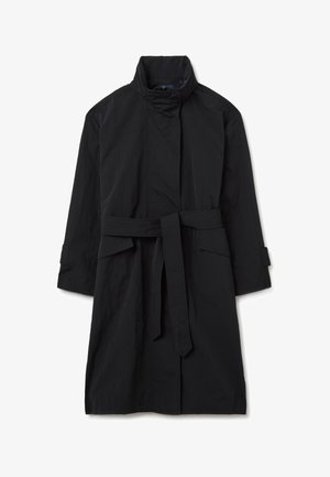 Schwarzer Trenchcoat aus crinkliertem Stoff, mit hochgeschlossenem Kragen, langen Ärmeln und einem passenden Gürtel, seitlichen Taschen und einem minimalistischen Design.