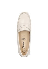 Witte leren mokassin met een gestikt teendesign, open kraag en een gladde textuur. Het interieur heeft branding en ondersteunende details.