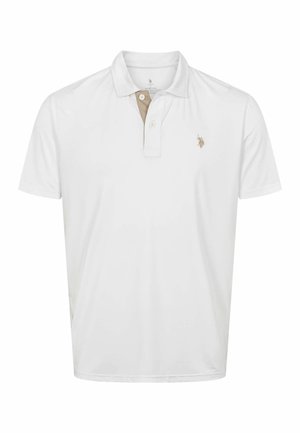 Bílá polo košile s krátkým rukávem, béžovou vnitřní légou a malým vyšívaným logem koně na levé straně hrudi.