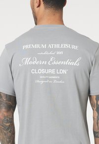 CLOSURE London STACKED SCRIPT  TEE - Majica kratkih rukava s printom - grey