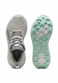 Scarpe sportive grigie e verde menta con tomaia in mesh, suole testurizzate, punta rinforzata e collo imbottito per il massimo comfort. Marchio PUMA sulla linguetta.