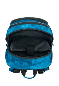 Zaino blu tie-dye con interno nero, aperture a doppia cerniera e compartimento imbottito. Caratterizzato da spallacci neri regolabili e un manico superiore.