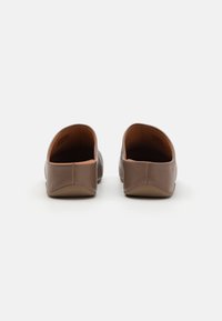 FitFlop SHUV  - Papucsszandálok - taupe