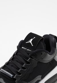 Mustat lenkkarit, joissa on tekstiili- ja nahkapäällinen, pehmustettu nilkkaosa, nauhakiristykset ja logo kielekkeellä. Varustettu harmailla yksityiskohdilla ja läpinäkyvällä pohjalla.