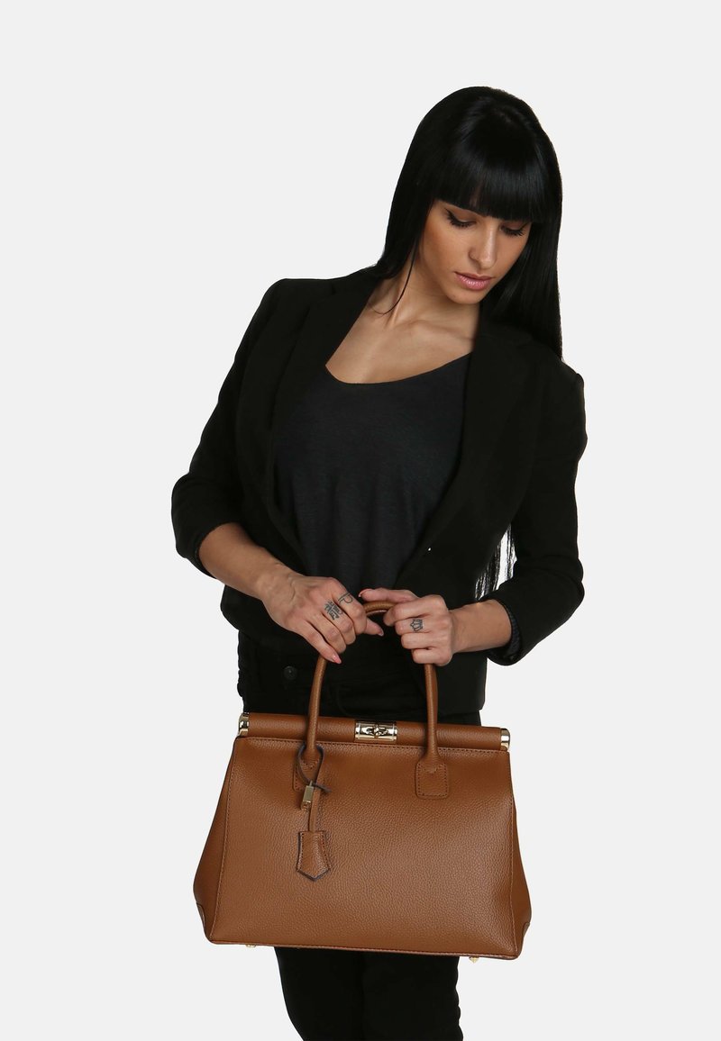 Borsa a mano in pelle marrone con una finitura testurizzata, forma rettangolare elegante, doppi manici e dettagli in metallo dorato.