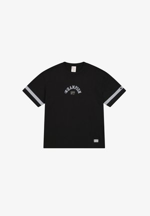 Zwarte T-shirt met korte mouwen en grijze accentstrepen op de mouwen, met het "Champion" logo in witte gebogen tekst op de voorkant.