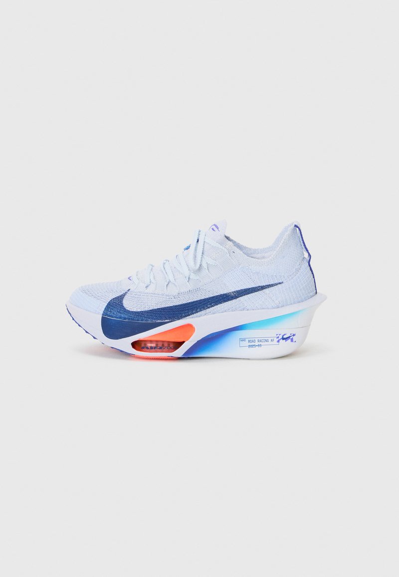 Nike løbesko med en hvid og blå mesh-overdel, en karakteristisk blå swoosh og en flerfarvet polstret sål med synlig luftenhed.