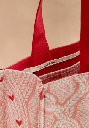 Rosa tote taske med bladmønster, røde stropper og indvendig foring. Har et logo label indeni og en blød stofoverflade.
