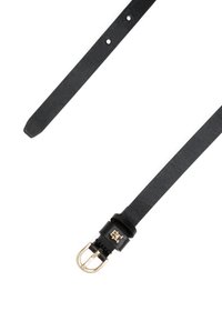 Μαύρη δερμάτινη ζώνη με χρυσή μεταλλική αγκράφα, πολλαπλές οπές ρύθμισης και λεία υφή με εμπορικό σήμα κοντά στην αγκράφα.