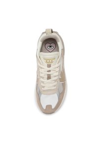 Beige en witte sneaker met een bovenwerk van suede en mesh, vetersluiting, logo op de tong, ooggrafiek op de binnenzool en een gestructureerde rubberen zool.