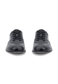 Schwarze Ledersneaker mit schwarzen Schnürsenkeln, von vorne auf weißem Hintergrund.