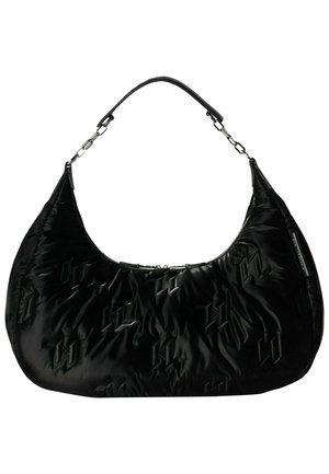 Zwarte handtas in halve maanvorm met gewatteerde textuur, reliëf met herhalend logo patroon, ritssluiting en korte band met metalen schakels.