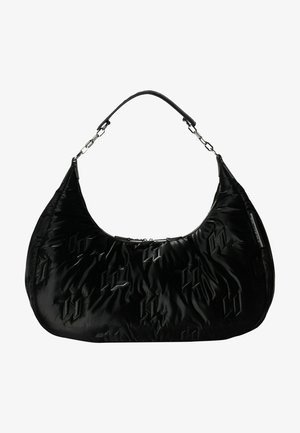 Sac à main noir en forme de croissant avec une texture matelassée, un motif de logo répétitif embossé, une fermeture éclair et une courte bandoulière avec des maillons en métal.