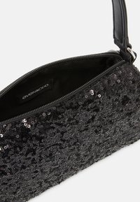 Černá sequined kabelka na klopě se zipovým uzávěrem a strukturovaným povrchem. Má látkovou podšívku a ramenní popruh pro nošení.