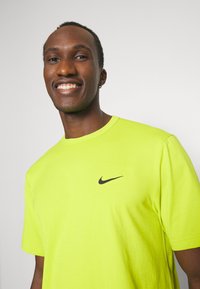 Nike Performance HYVERSE - T-Shirt sport - bright cactus/black