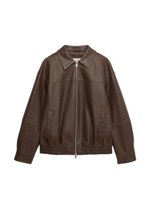 Brun jakke i imiteret læder med lynlås foran, stor krave, to sidelommer, lange ærmer og elastisk kant mod hvid baggrund.