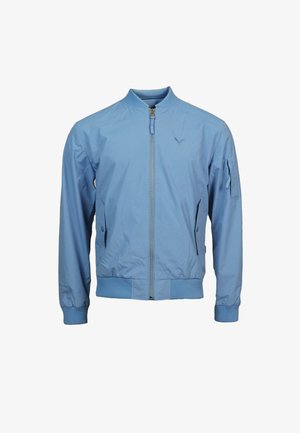 Jasnoniebieska kurtka typu bomber z przednim suwakiem, ściągaczami na mankietach i dole, dwoma bocznymi kieszeniami na guziki oraz małym logo skrzydła na piersi.