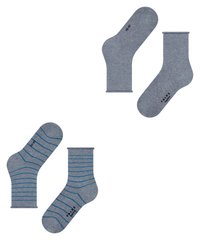 Grå sokker med forskellige mønstre; et par har ensfarvet grå, mens det andet har blå vandrette striber. Glat stof med elastiske manchetter.