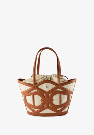 Bolso tote de cuero tostado con interior de lona, que presenta patrones geométricos recortados, correas para el hombro y cierre superior fruncido.