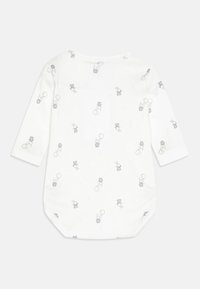 Hvit langermet baby body med et lite blått og hvitt kanin- og ballongmønster spredt over stoffet.