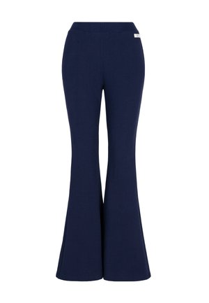 Granatowe, z wysokim stanem, rozkloszowane spodnie z szerokim elastycznym pasem i małą białą metką marki w pobliżu prawego biodra.