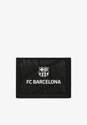 Czarny portfel FC Barcelona z herbem klubu i białym napisem "FC BARCELONA" z przodu, prostokątny z przeszywanymi brzegami.