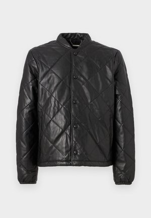 Must mustaga nahkjope, millel on ümar kaelus, nööbid ja elastsed mansetid. Pinna tekstuur on sile ja kaunistatud nelinurgalise mustriga.